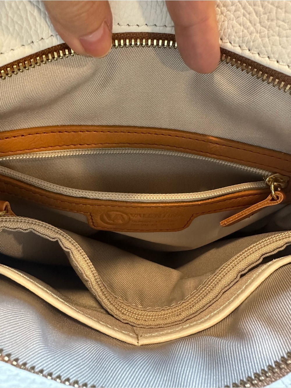 Valentina Italian Leather Cream and Cognac Shoulder Bag/ Backpack - Picture 8 of 10